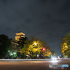 紅葉と車の流れを見守る県庁