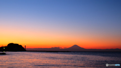 富士山と諸磯崎灯台の夕暮れ