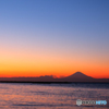 富士山と諸磯崎灯台の夕暮れ