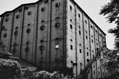 濠川沿いの酒造倉庫