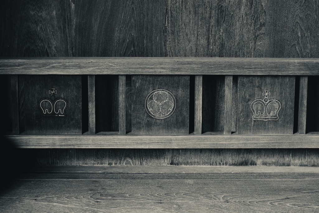 寺の長椅子　謎の紋様