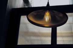 電球と採光窓と自然光