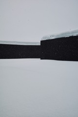 塀の中の雪