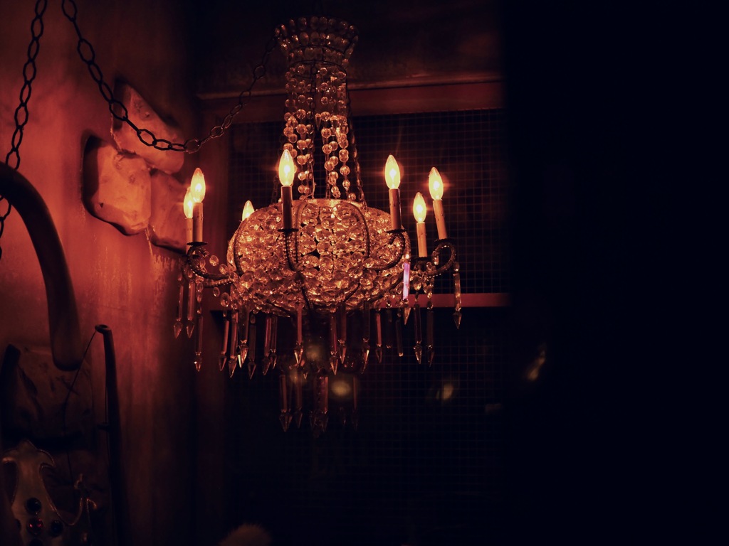 拷問部屋のシャンデリア