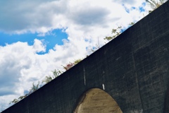 空と廃線路橋