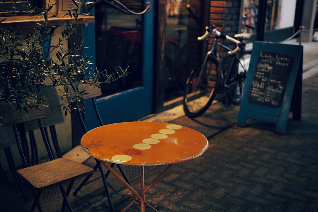 夜のカフェ