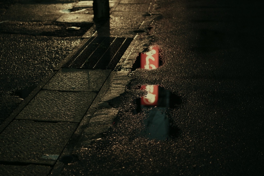 雨上がりの路地-2