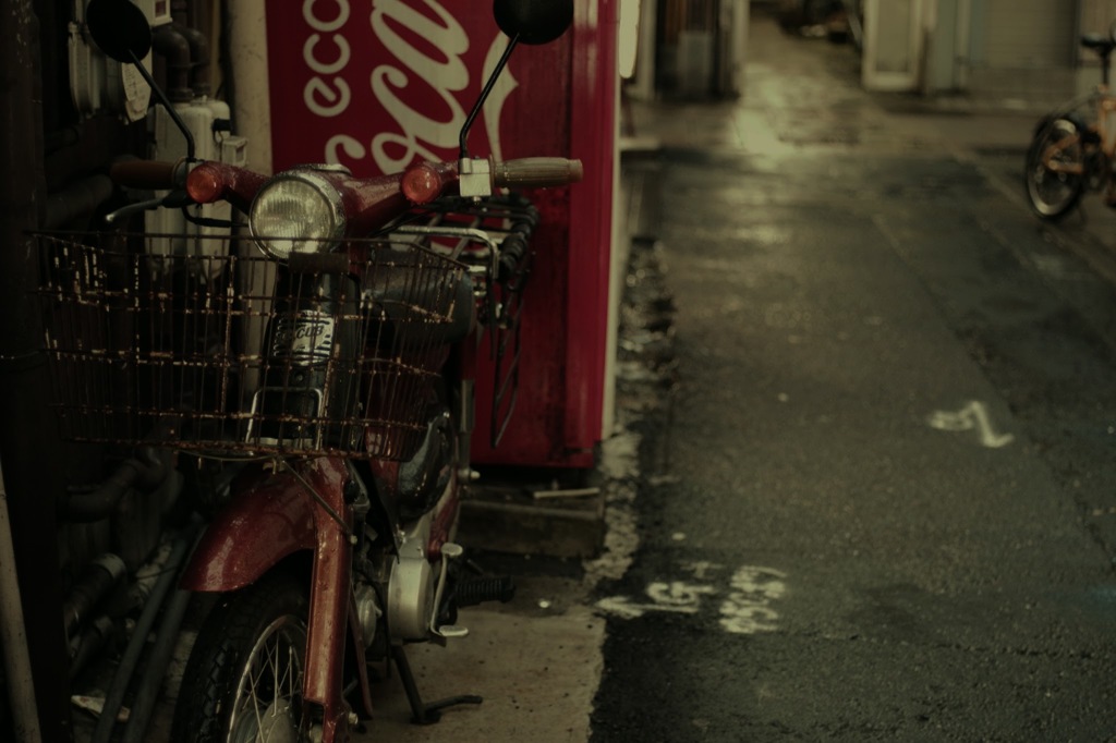 雨上がりの路地
