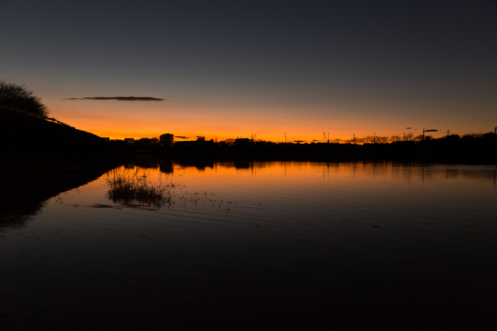 水辺の夕暮れ…