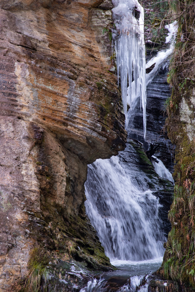 絶壁を流れる滝
