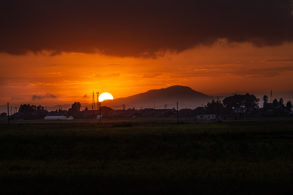 弥彦山に夕日が沈む