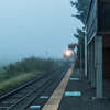 朝霧の中　電車が来た