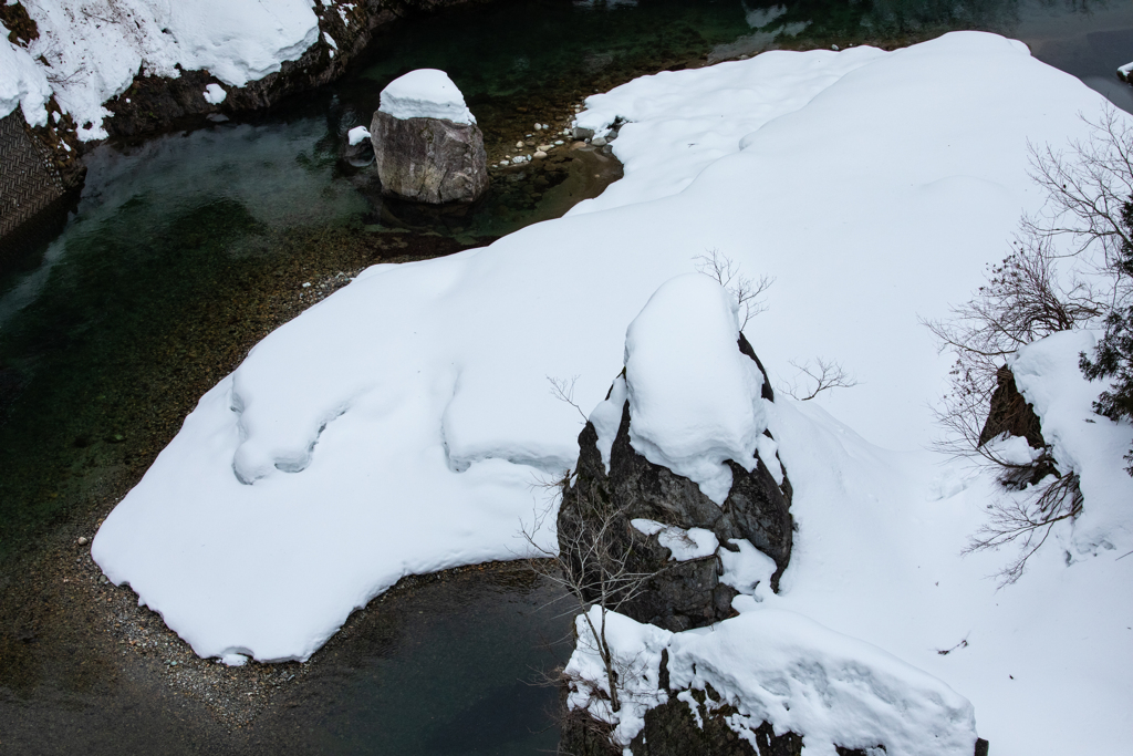 雪をかぶった　河原