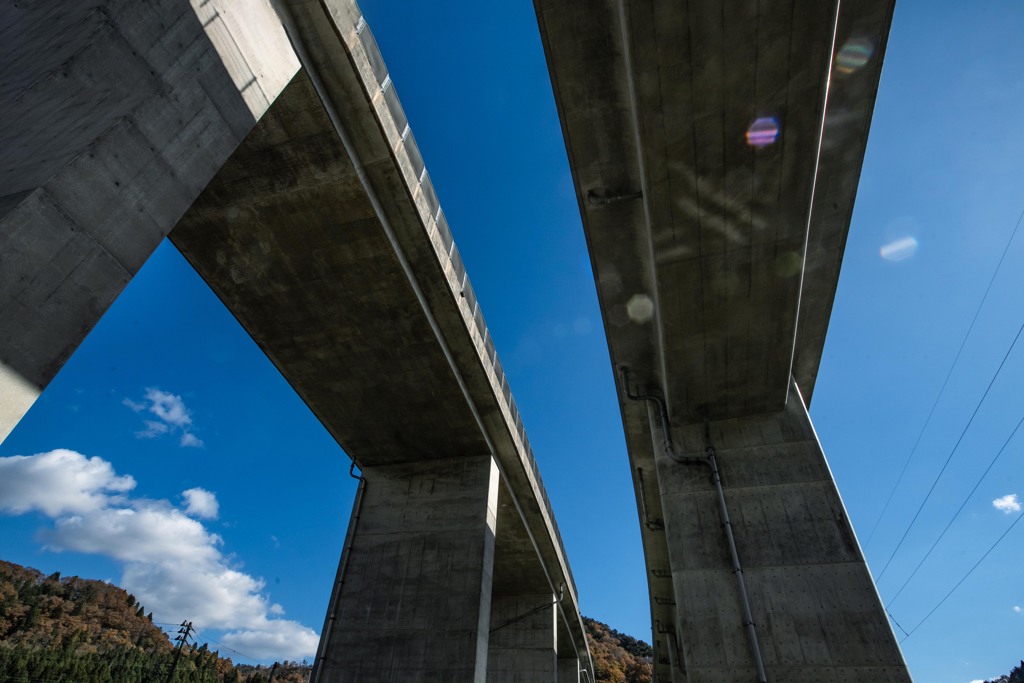 橋の下に虹の光