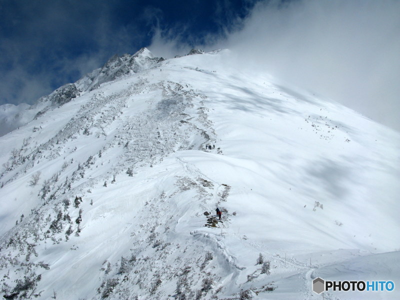 雪煙舞う山頂