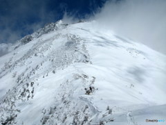 雪煙舞う山頂