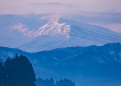 稜線が浮かび上がる