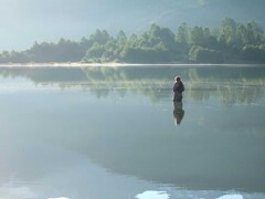 釣りを楽しんでいる人が居ました。