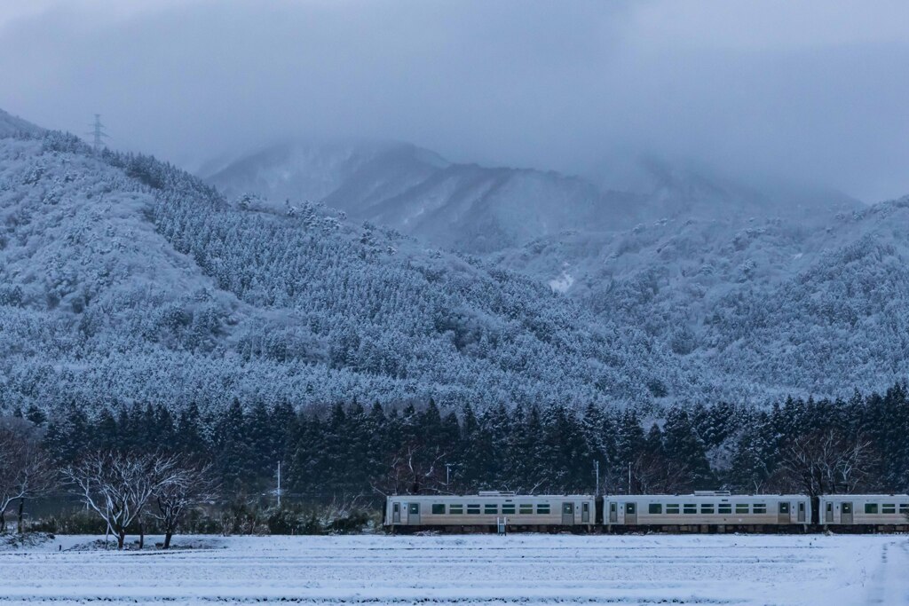 雪交じりの雨の中　電車が走り抜けていく