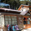 冬の山小屋　暖かく迎えてくれる
