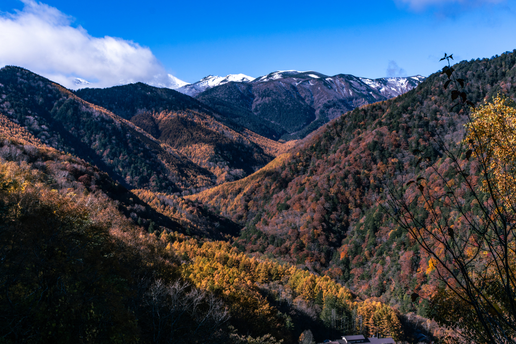 高い山には雪が見えた