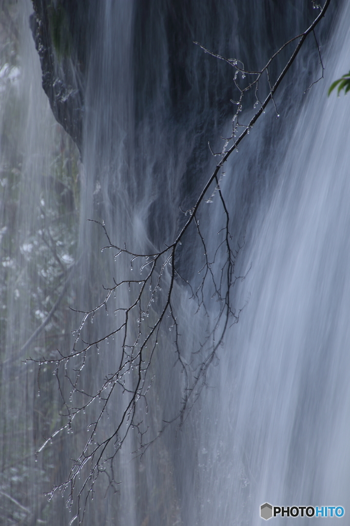 冬の滝の流れ