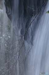 冬の滝の流れ