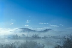 霧が晴れて青空が見える