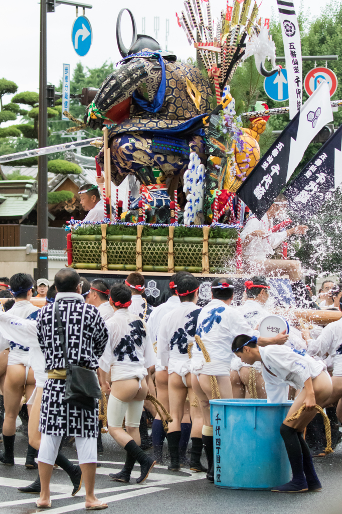 山笠を舁く男たち ３