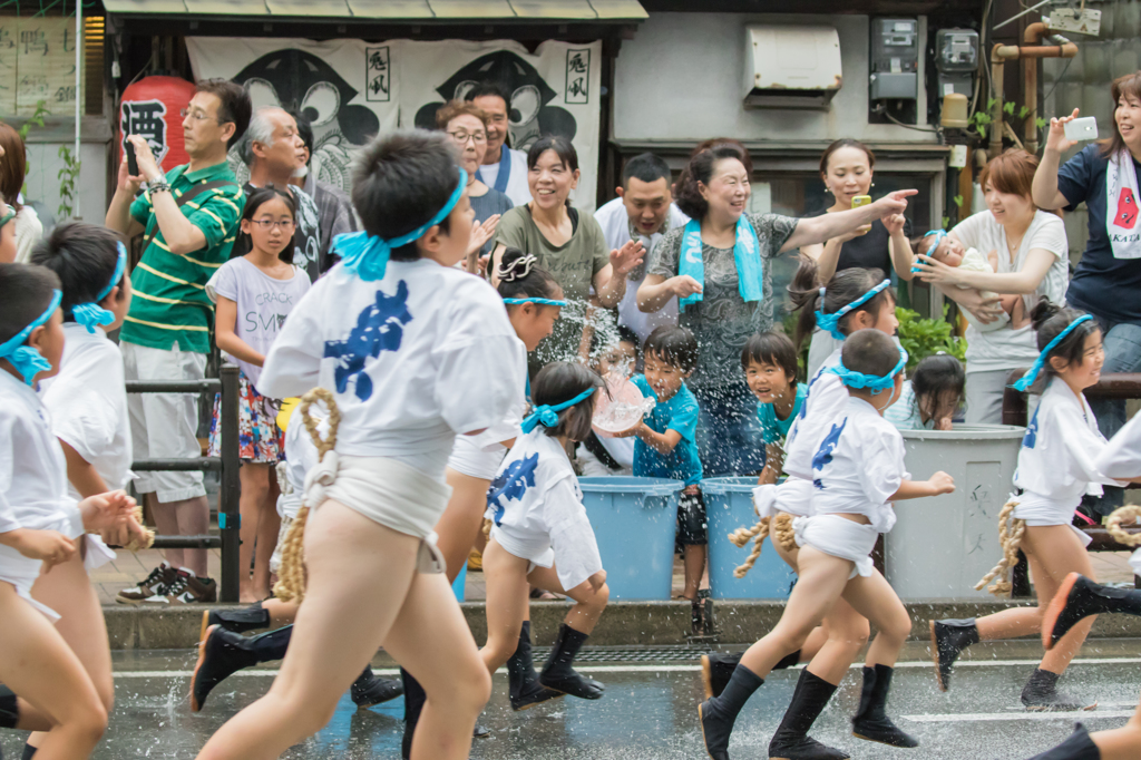 勢い水を浴びせる子供たち