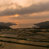 棚田と入江の夕景