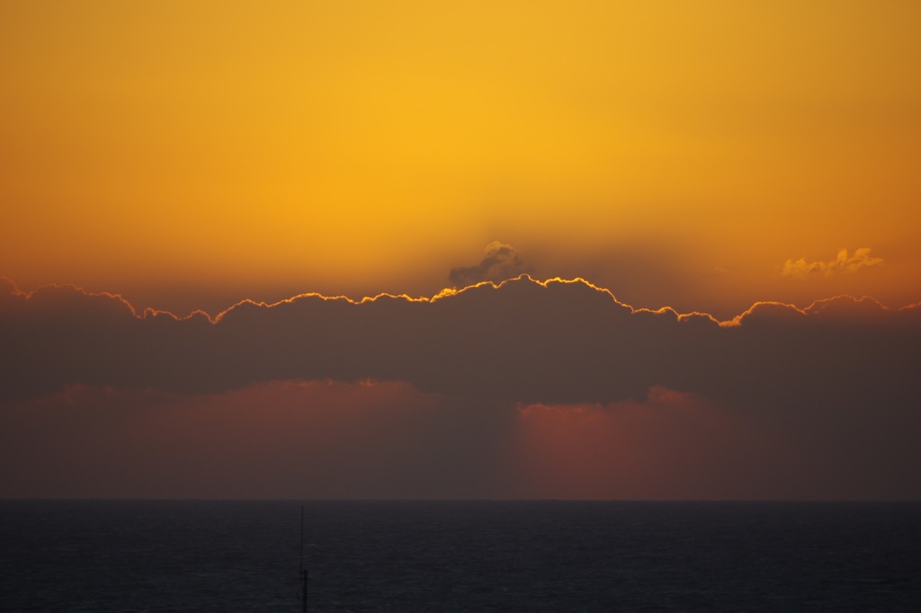 雲の陰に隠れた夕日