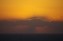 雲の陰に隠れた夕日