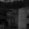 廃屋と壊れたサイロ