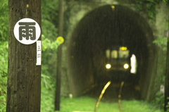 雨の中の電車待ち