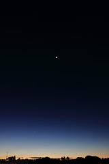 夜明けの月と金星