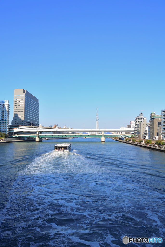 隅田川を遡上する遊覧船