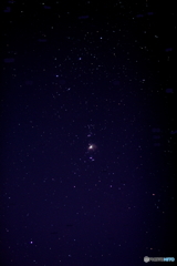 都会の空に見えるオリオン大星雲と三つ星