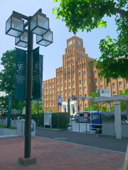 市政会館と街路灯