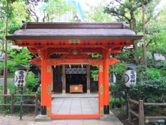 丹塗りの門