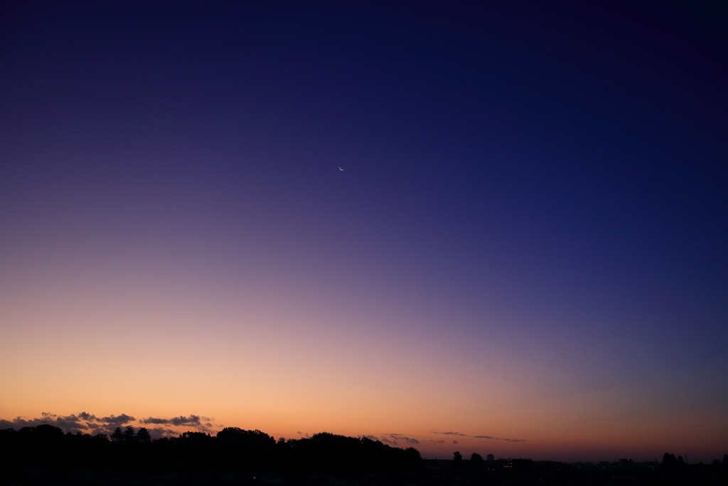 残月と夜明け