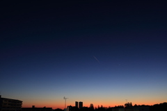 明けの明星と飛行機雲