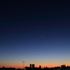 明けの明星と飛行機雲