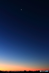 夜明けの月と朝焼け