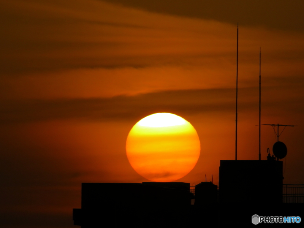 日の出 (ビルの上に乗った巨大なおダンゴ！).