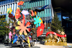 花、蝶のパブリックアートとクリスマスツリー