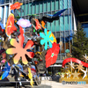 花、蝶のパブリックアートとクリスマスツリー