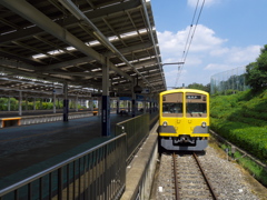 西武球場前駅に停まる新101系電車