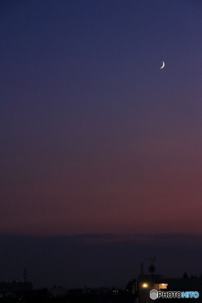 夕暮れの細い月