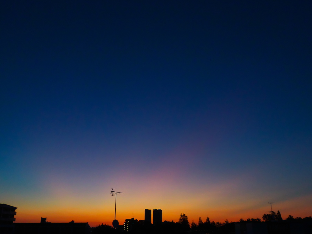 夜明けの光芒